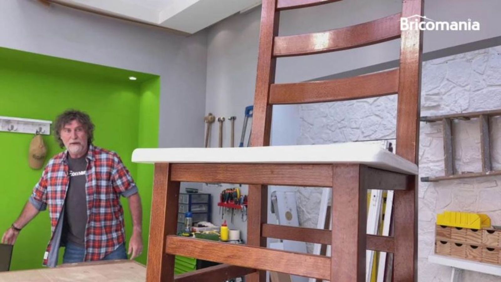 Una silla de madera coja que tambalea