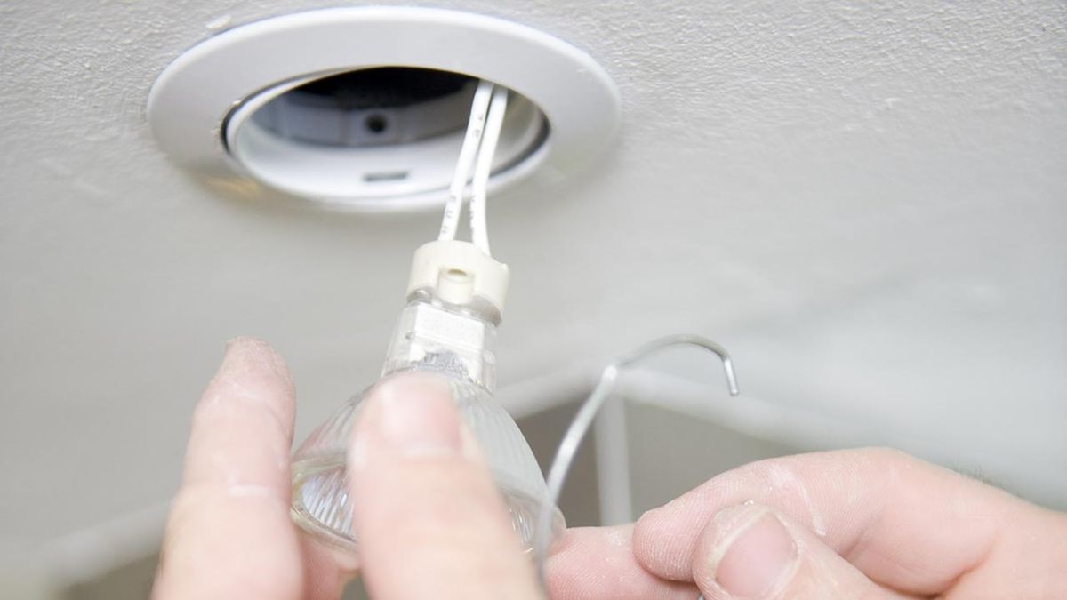 brico 0540 1 Cambio halogenas focos economicos paso 2