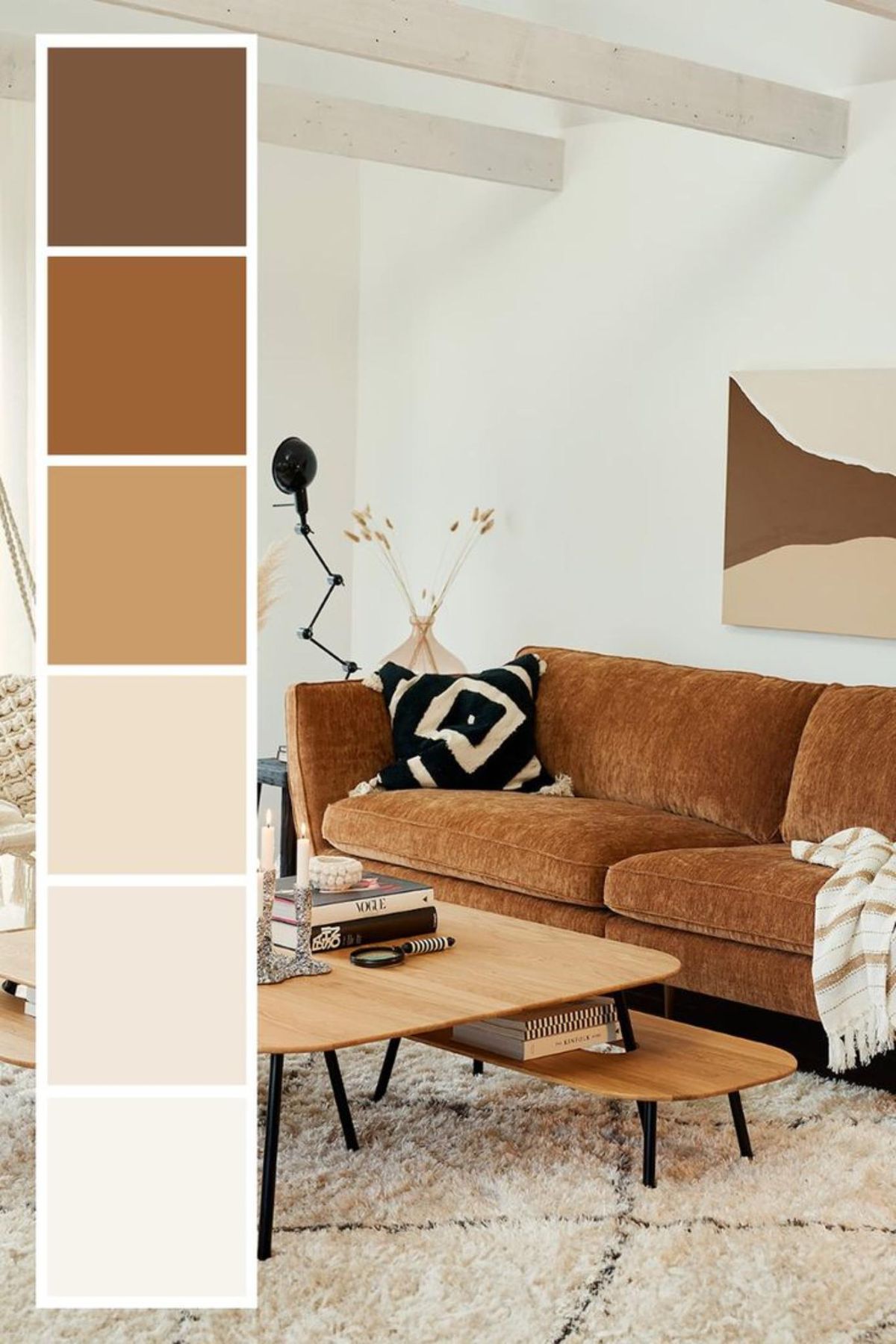 Salón marrón combinado con tonos neutro.
