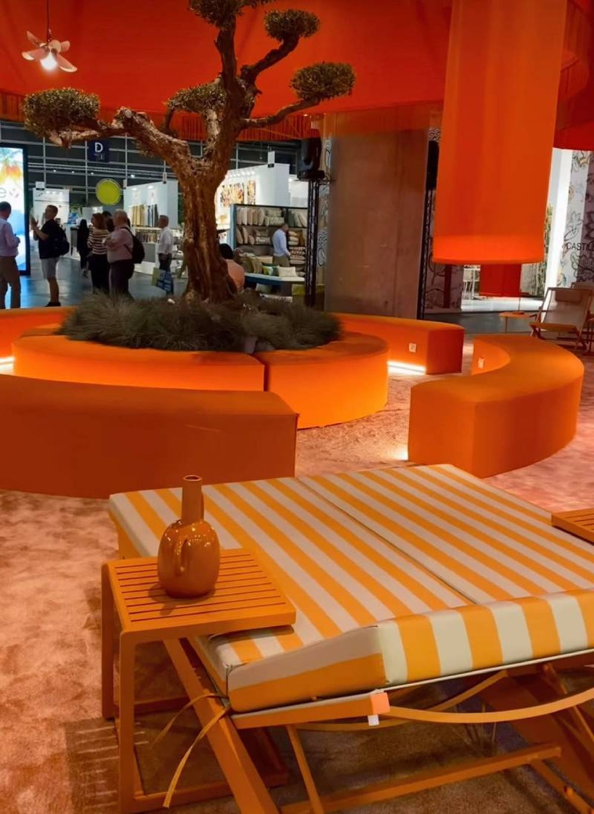 Bosque naranja de Sigfrido Serra en la Feria Hábitat de Valencia.