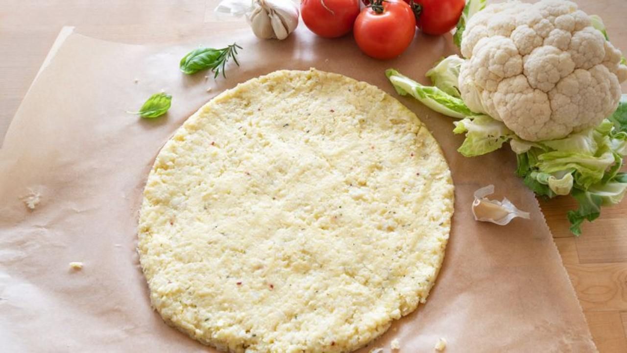 Una masa de pizza de coliflor es más saludable, ligera y se elabora sin harinas