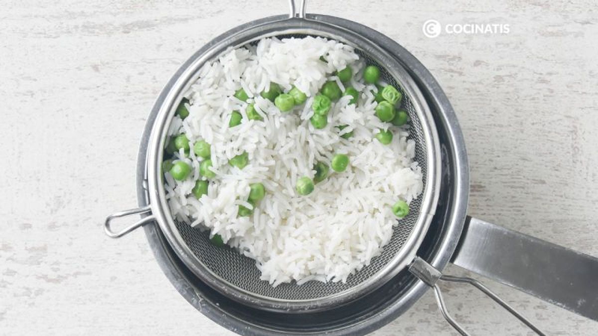 Cocemos el arroz junto con los guisantes