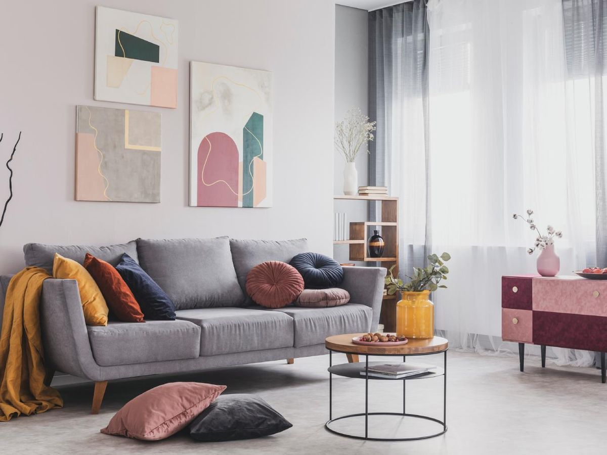 Salón con cuadros en la pared.