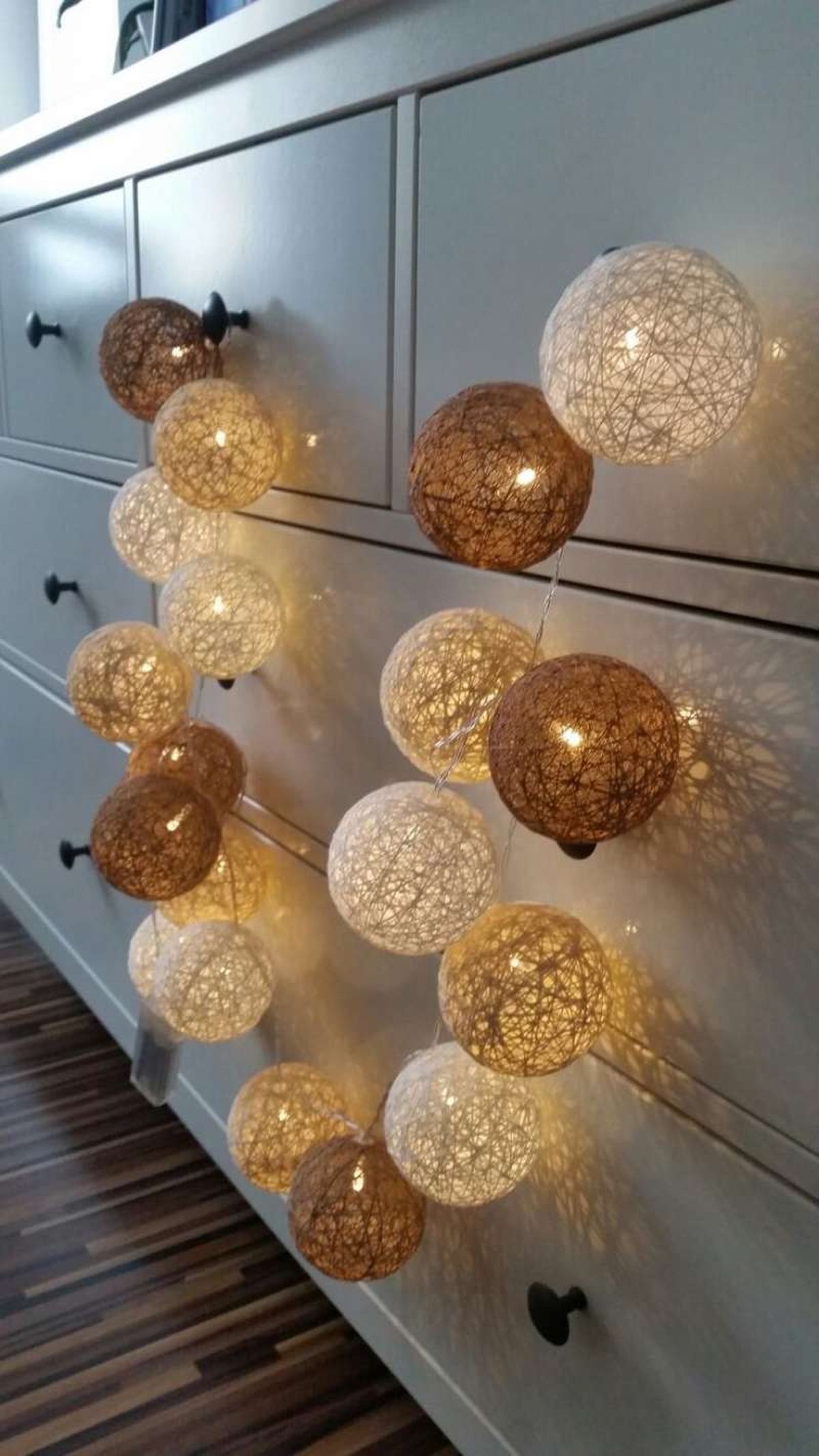 Guirnalda navideña hecha con bolas de cuerda.