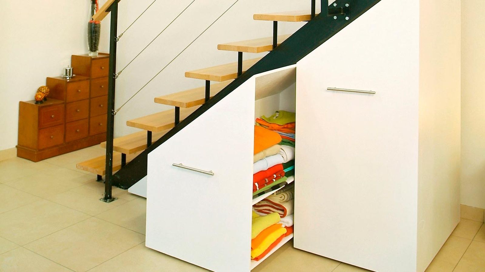 Módulos bajo escalera paso 16