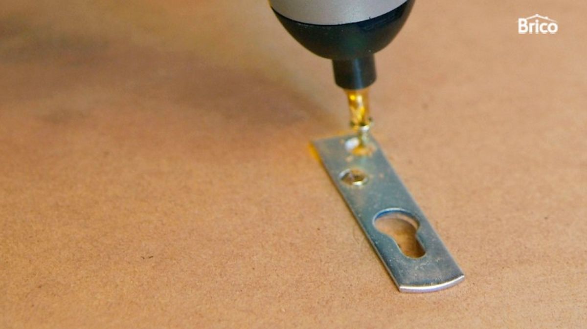 Atornillar las pletinas al cuadro