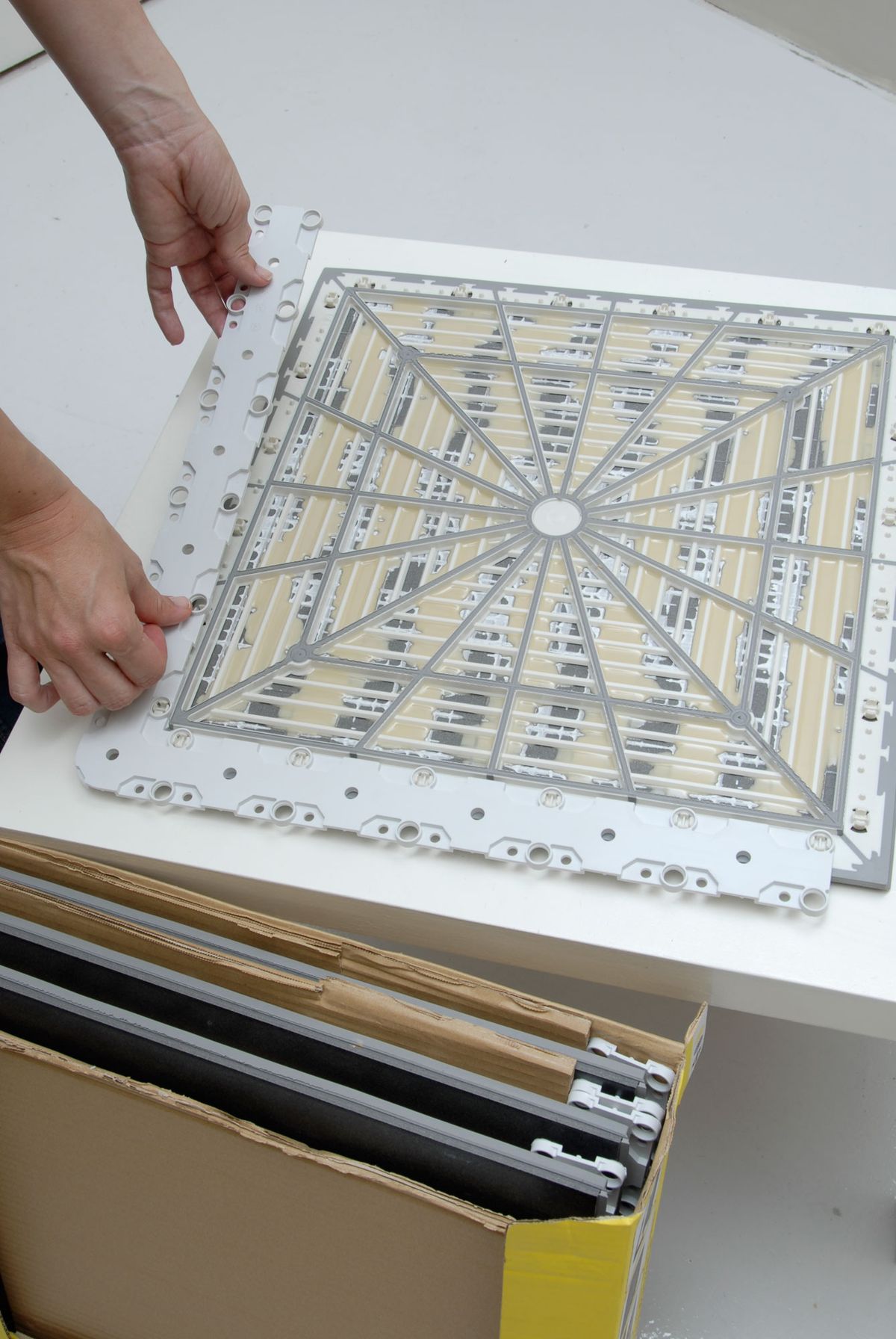 Cómo colocar suelo de cerámica en el salón sin hacer obras paso 1