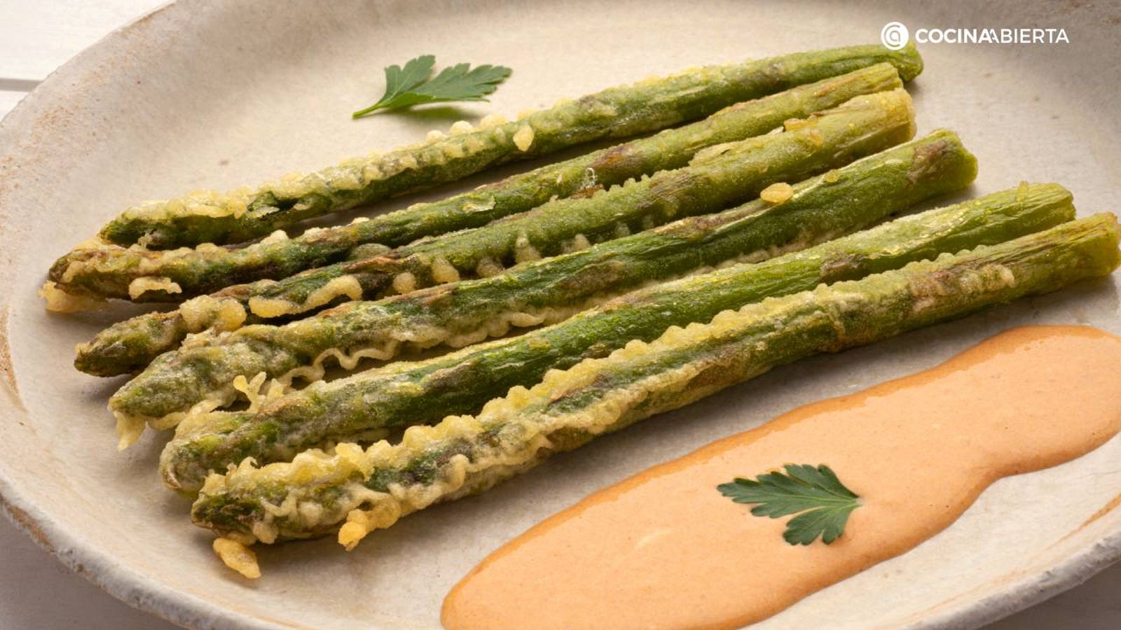 KARL7120 Esparragos verdes tempura salsa brava