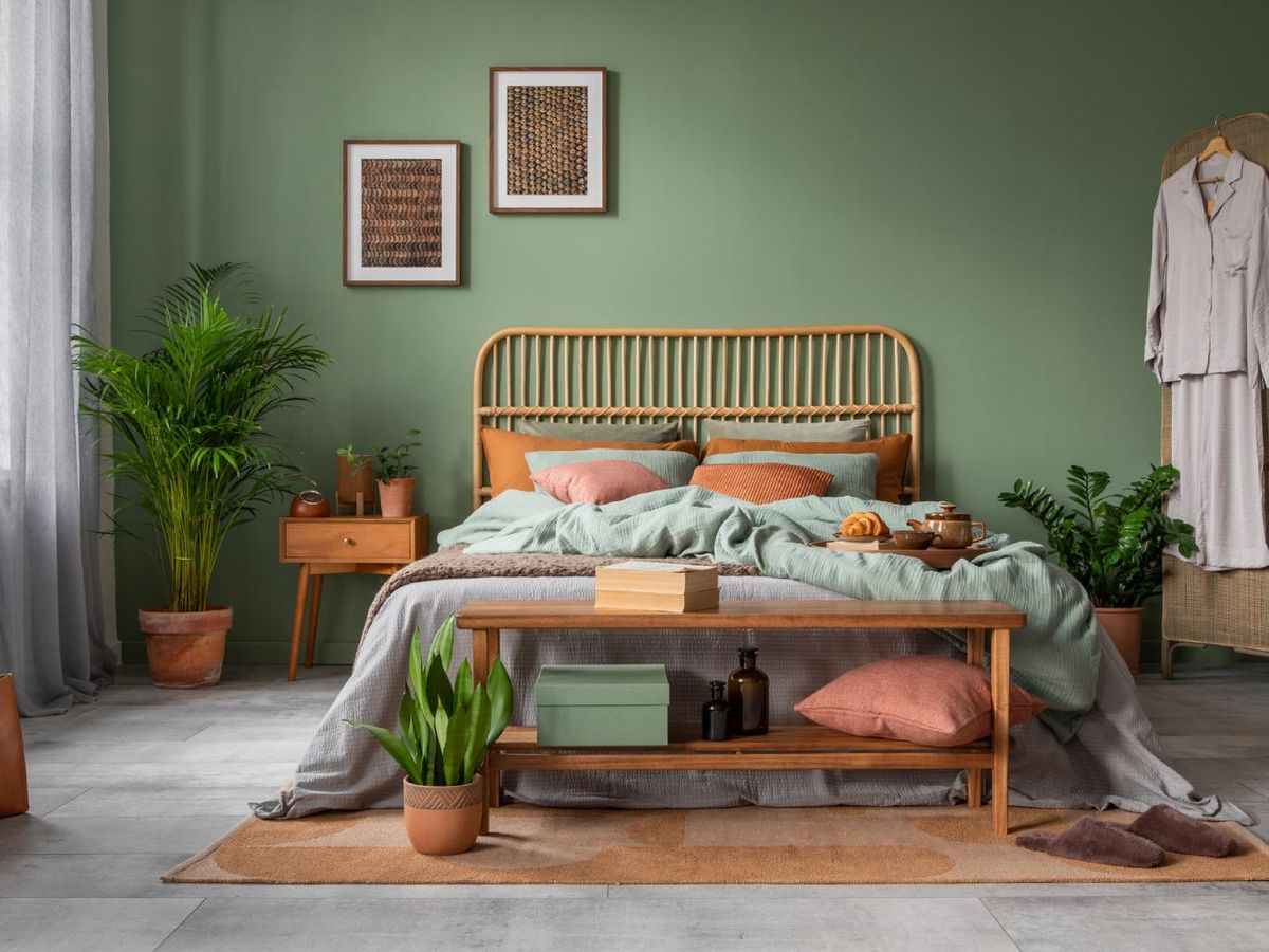 Banco de madera a los pies de la cama.