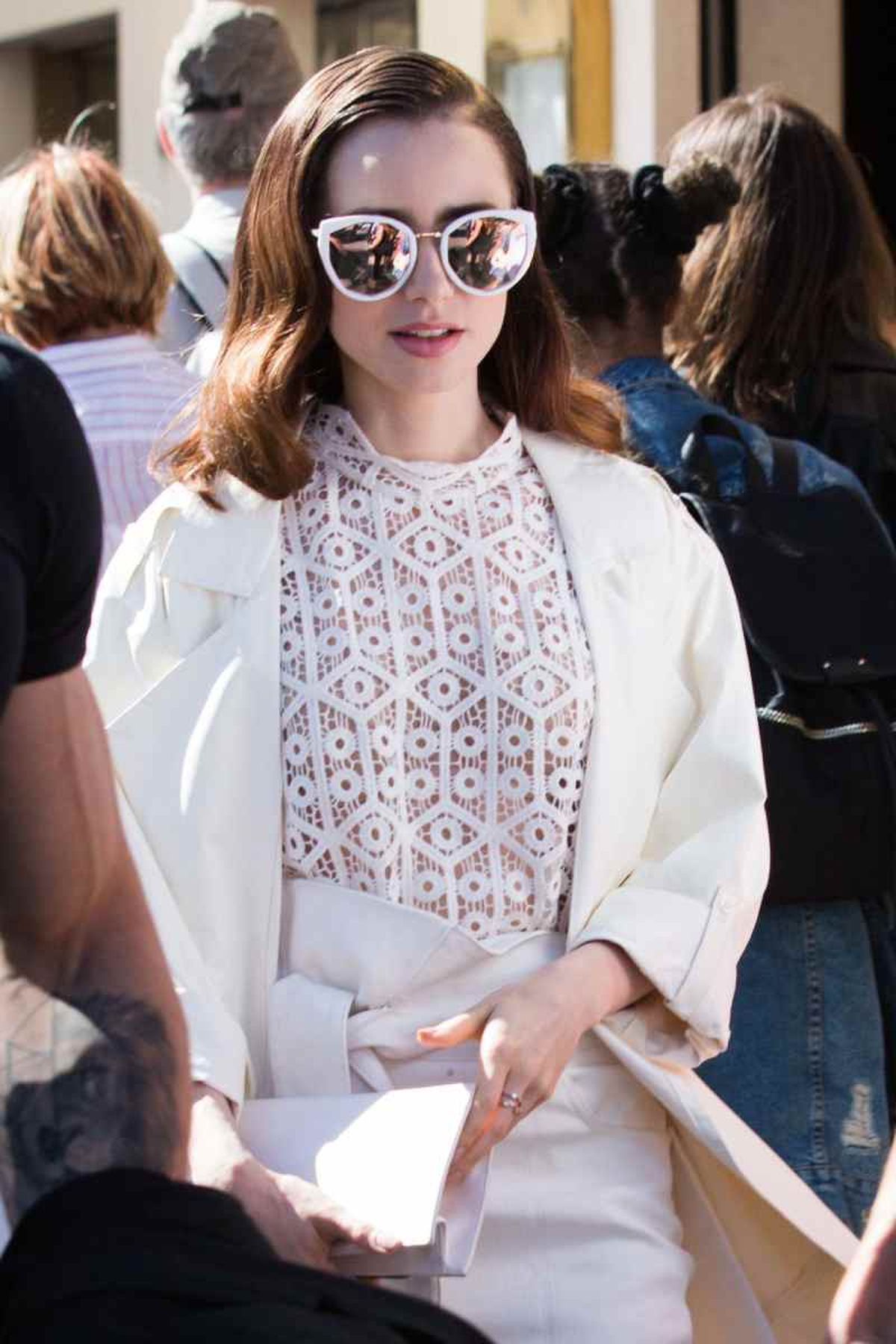 Lily Collins con gafas de sol con cristales de espejo