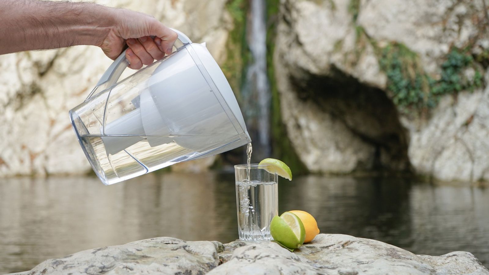 jarra filtradora de agua reduce cal residuos plasticos hogar