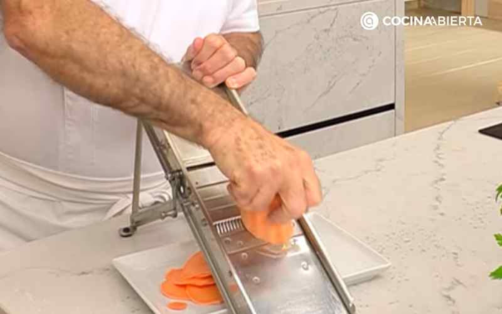 Corta en rodajas el boniato