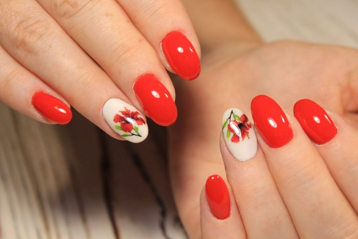 Manicura lisa combinada con diseño de flor