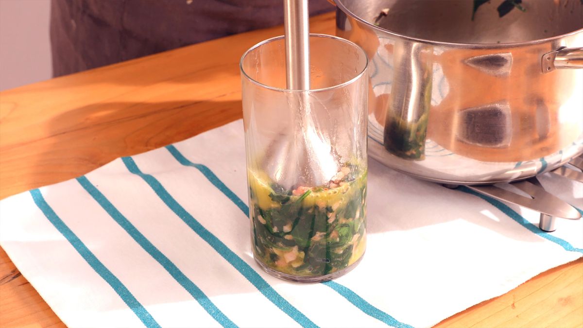 Tritura las espinacas y el bacon hasta obtener un puré suave y homogéneo