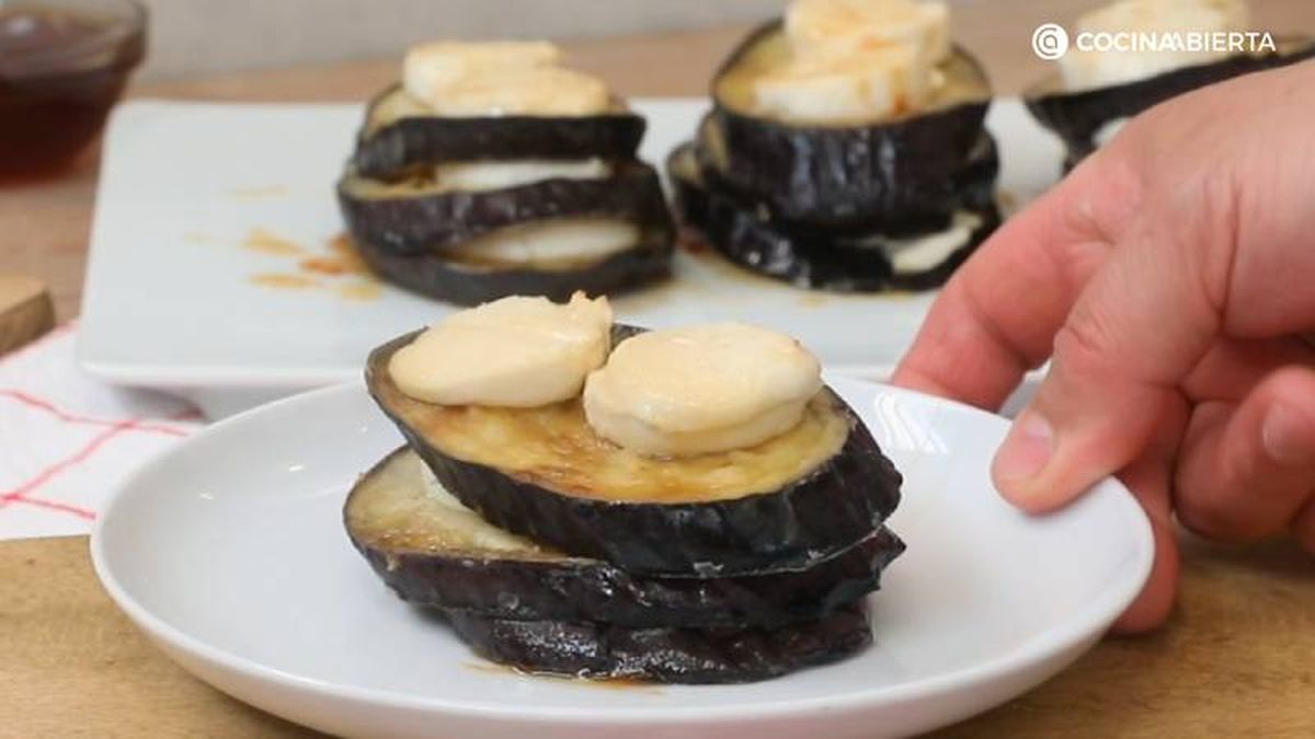 Sirve las berenjenas con queso de cabra y miel
