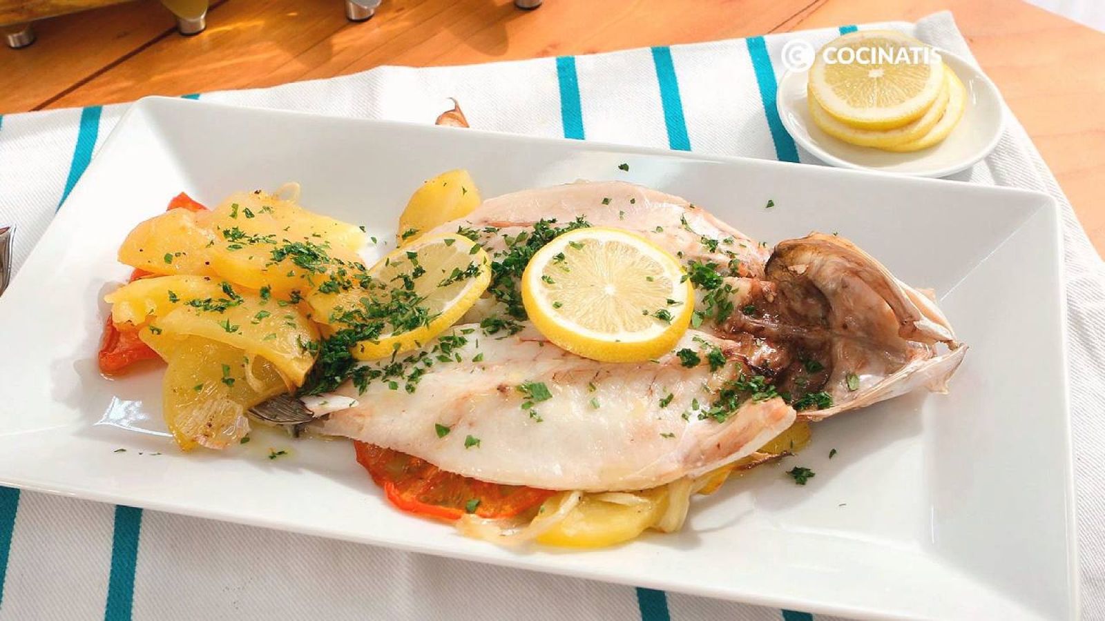 La lubina al horno con patatas es un plato sabroso y saludable que destaca por su sencillez