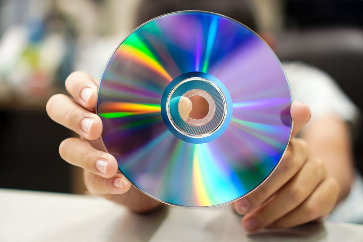 Disco de disco CD sin polvo ni rayas tras una limpieza con alcohol isopropílico