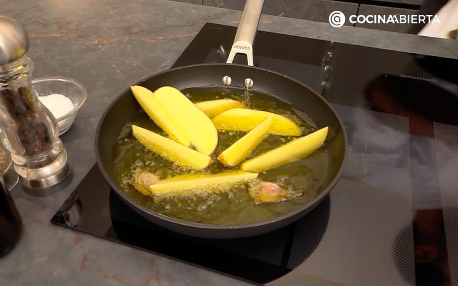Fríe las patatas con ajo hasta dorar