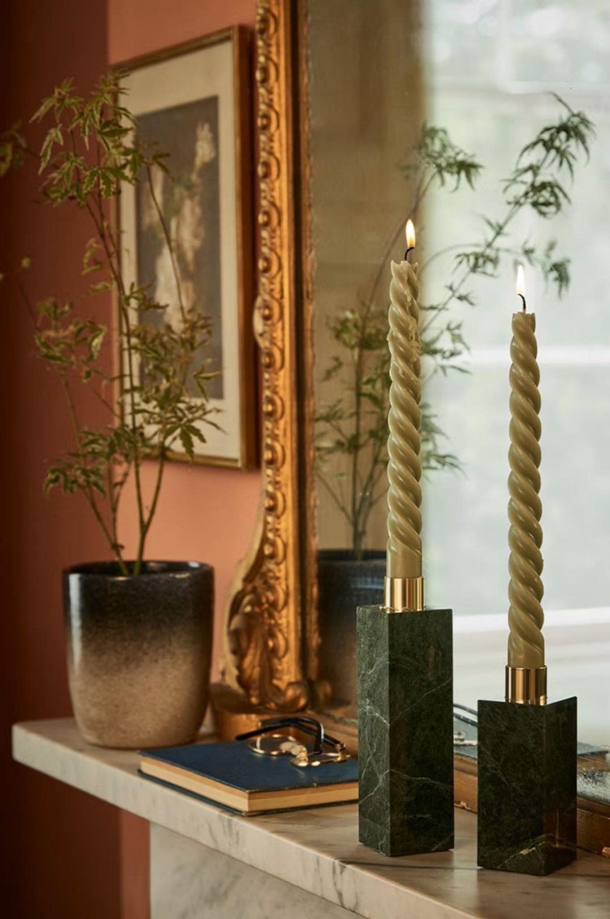 Candelabros de estilo cabincore.