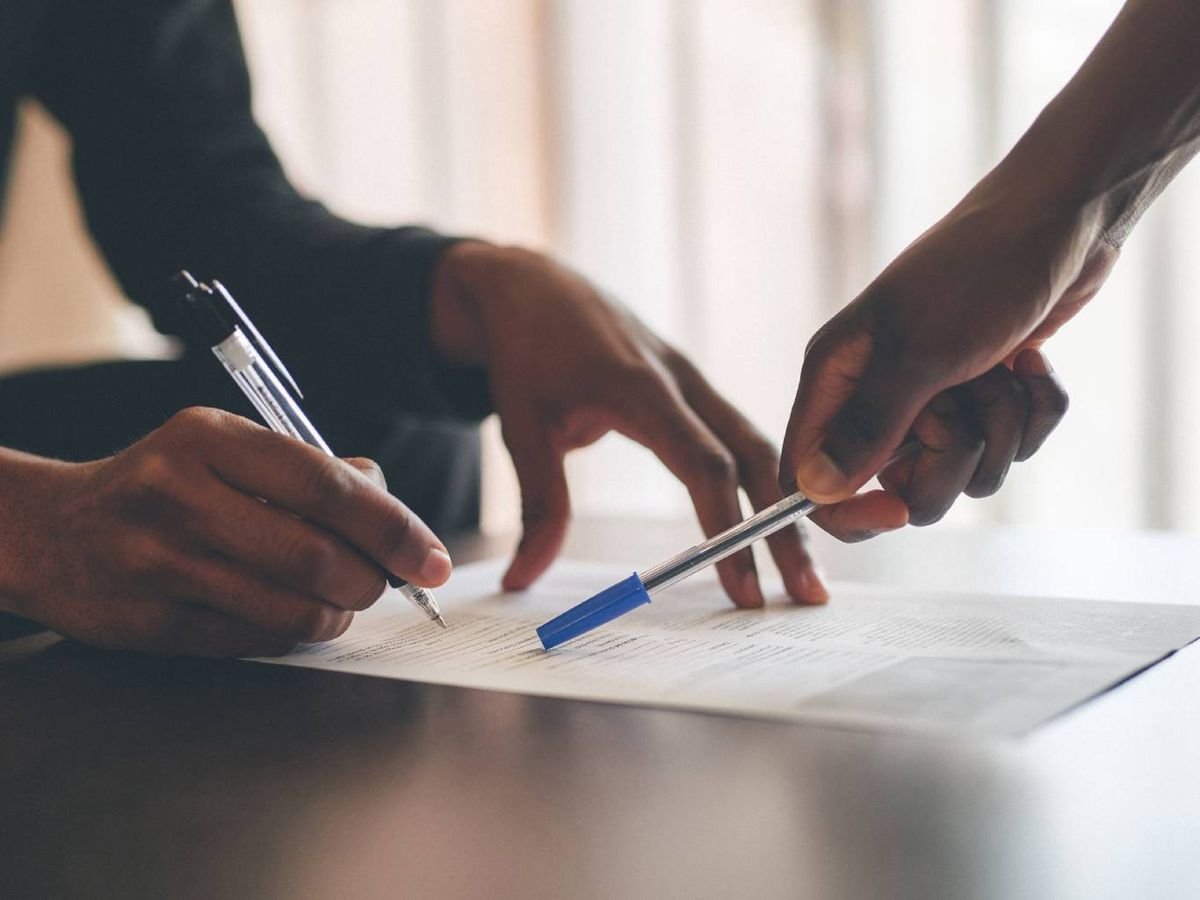 Antes de firmar un contrato de alquiler, conviene revisar si permite tener mascotas.