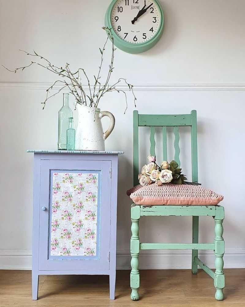 Muebles de estilo cottage de colores pastel.