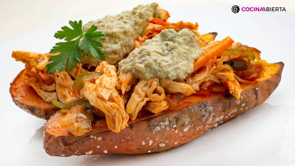 El boniato al horno es perfecto para rellenar con pollo y verduras