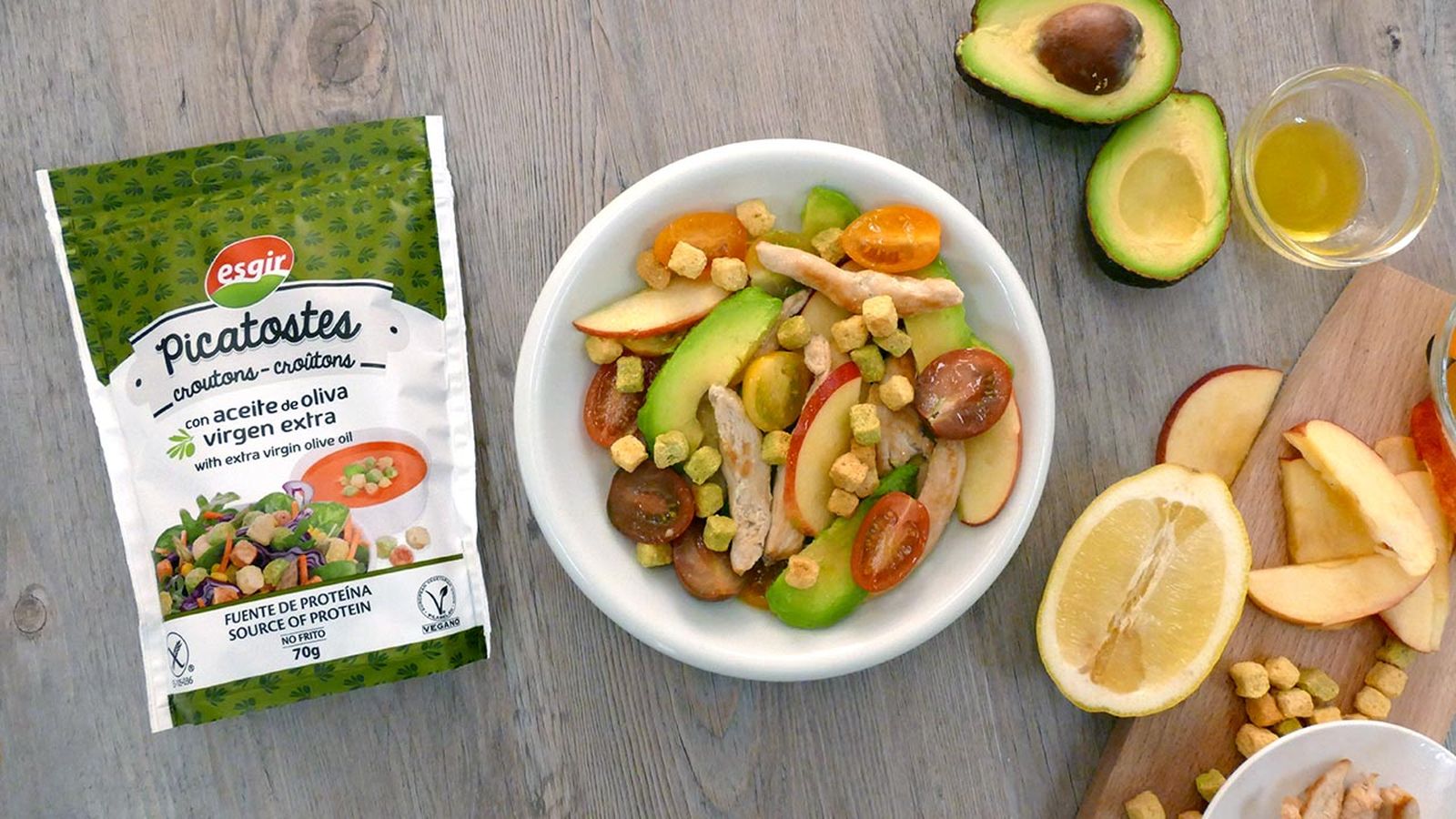 Receta de ensalada de pollo, aguacate, manzana y picatostes