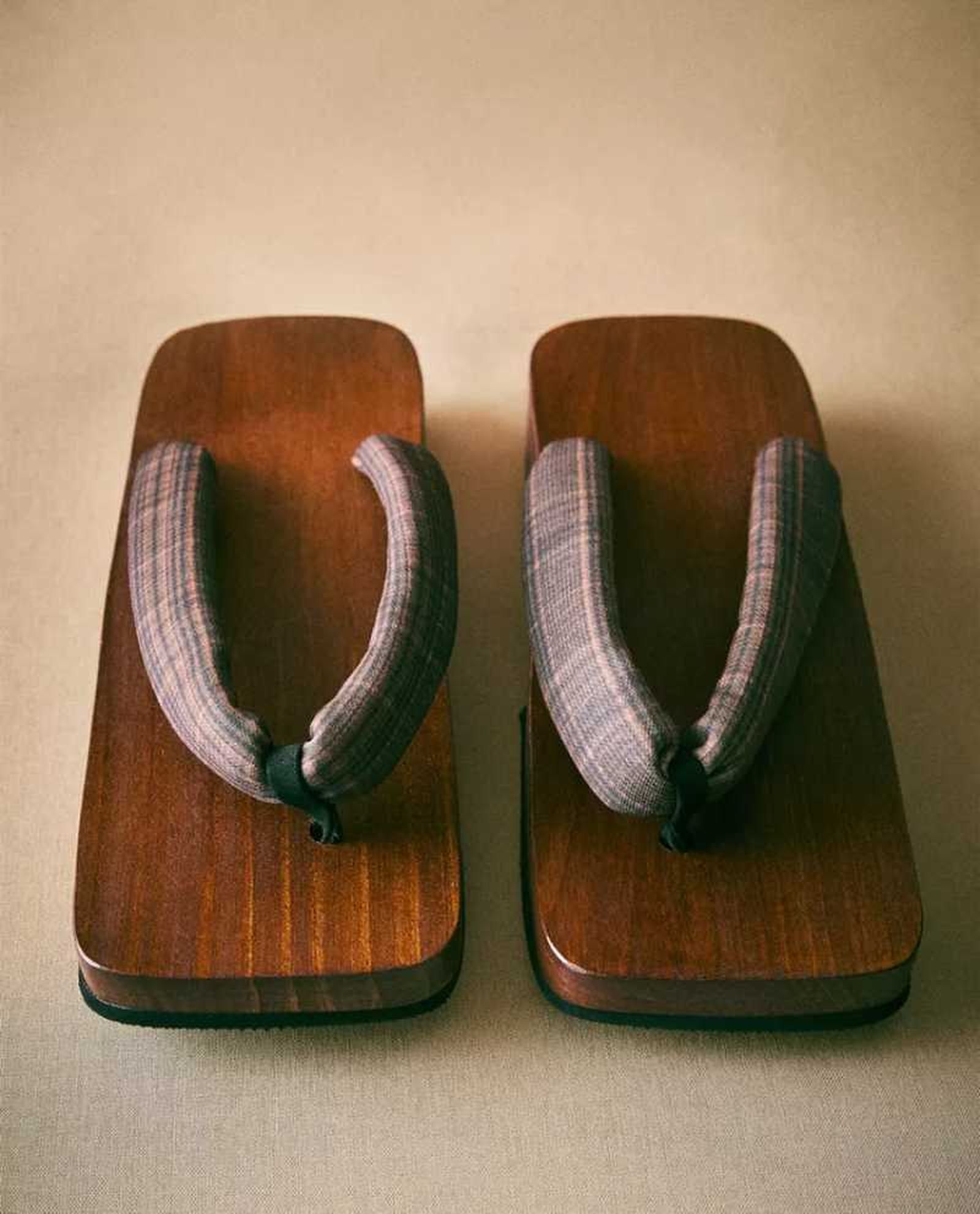 Sandalias de madera tipo geta.