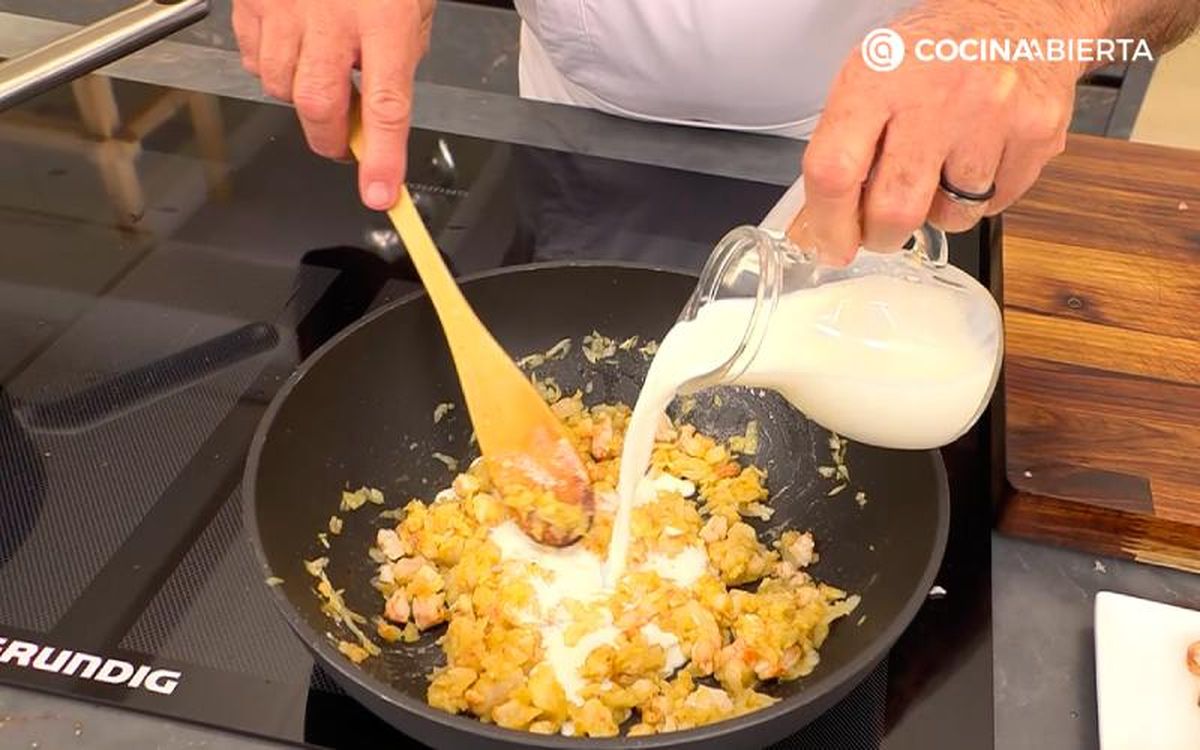 Vierte la leche y el caldo de las cabezas de las gambas