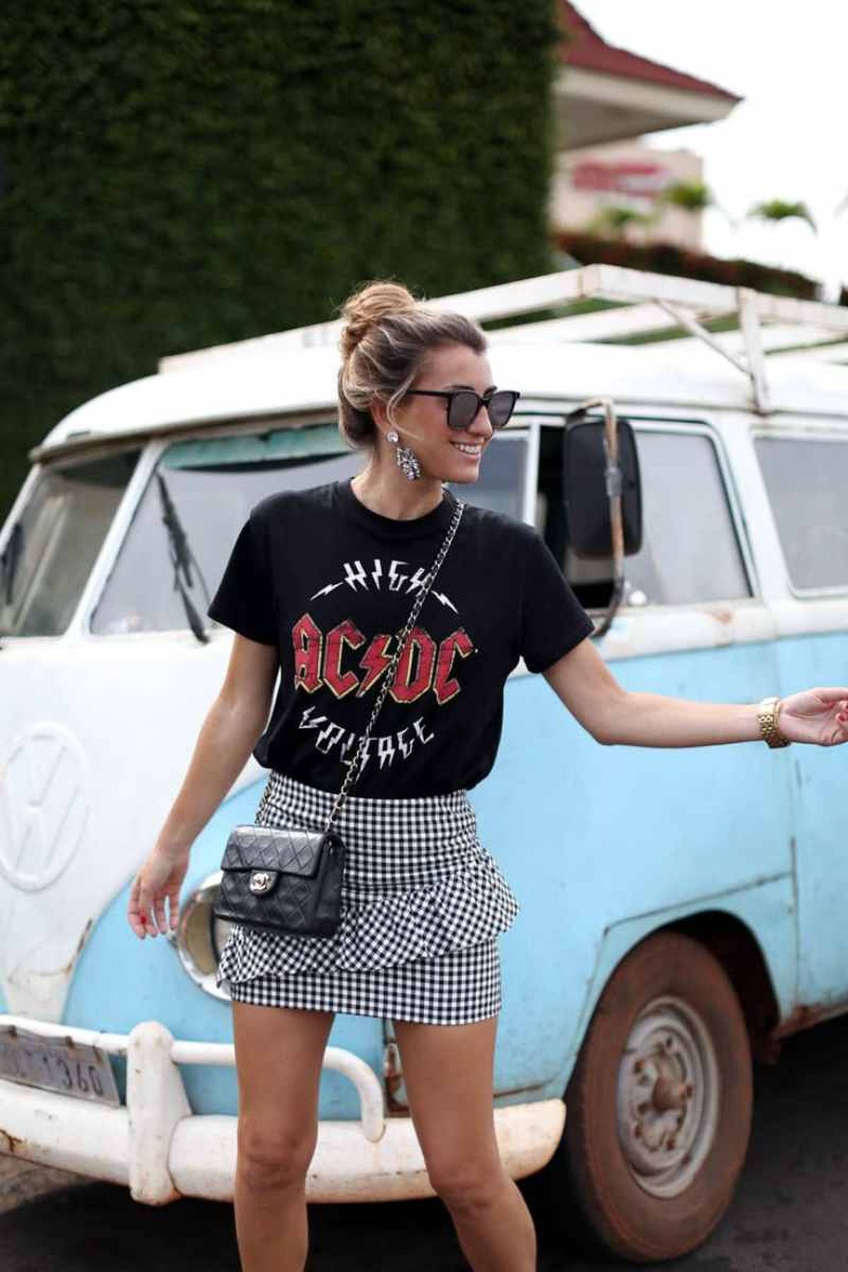 Camiseta de AC/DC con minifalda de cuadros vichy