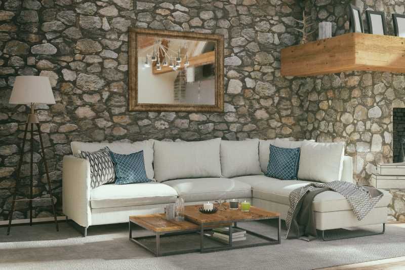Salón elegante con pared de piedra.
