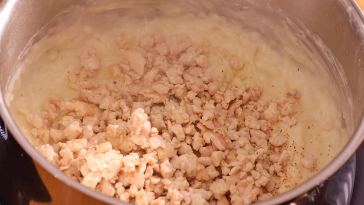 Agregar el pollo salteado a la bechamel permite que los sabores se integren