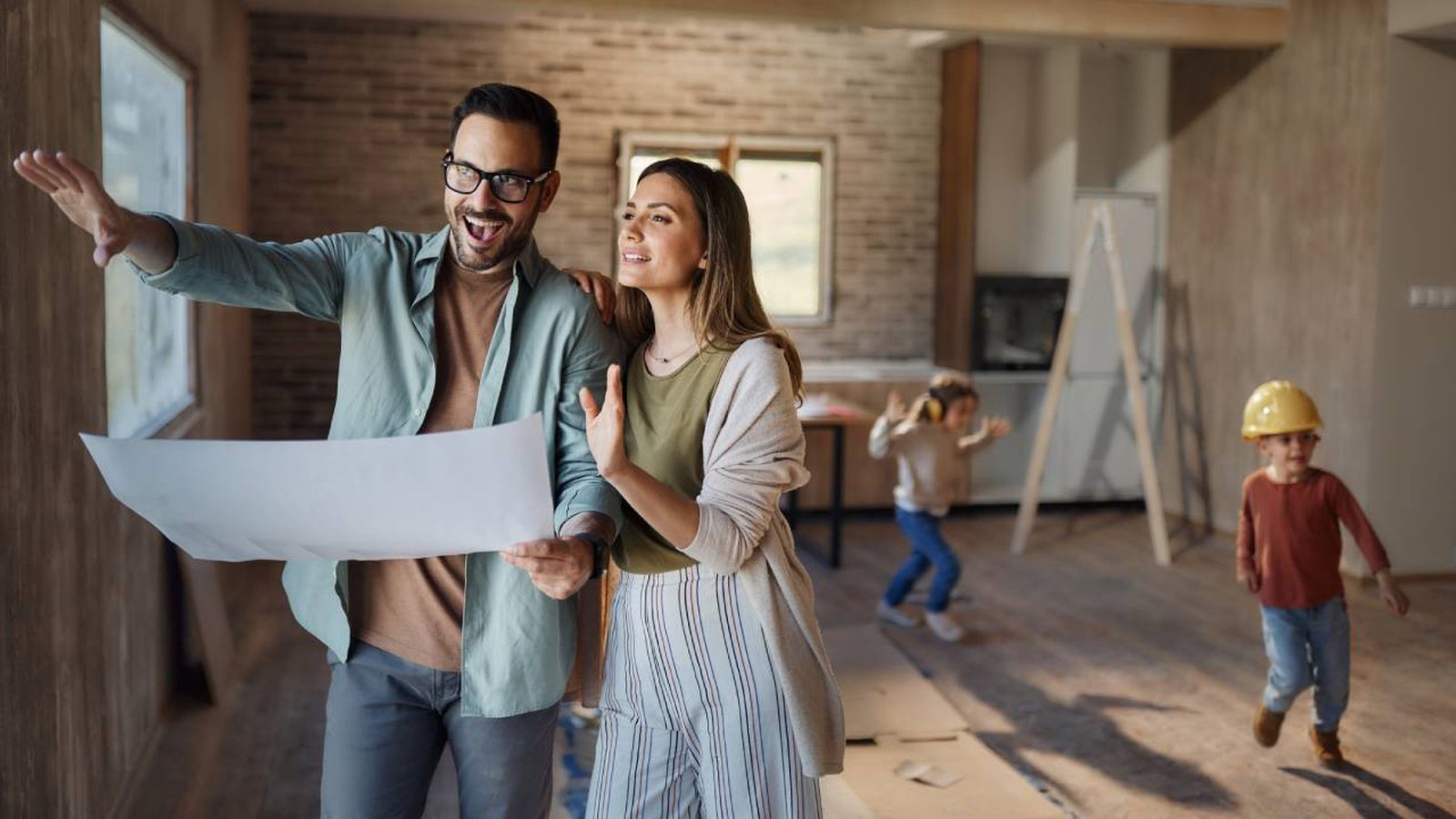 Familia revisando el interior de una casa de nueva construcción.