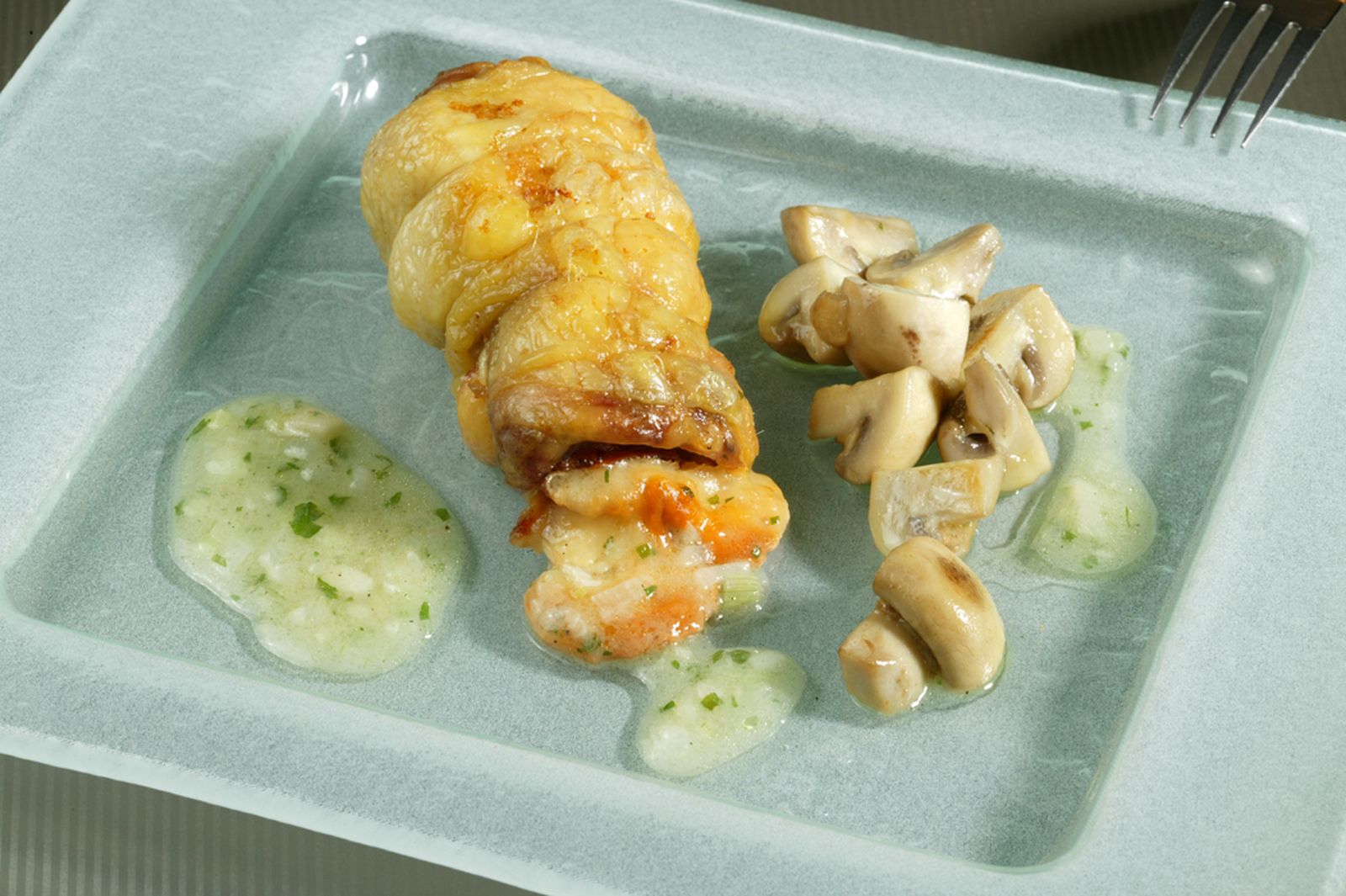 Muslo de pollo relleno de jamón y queso