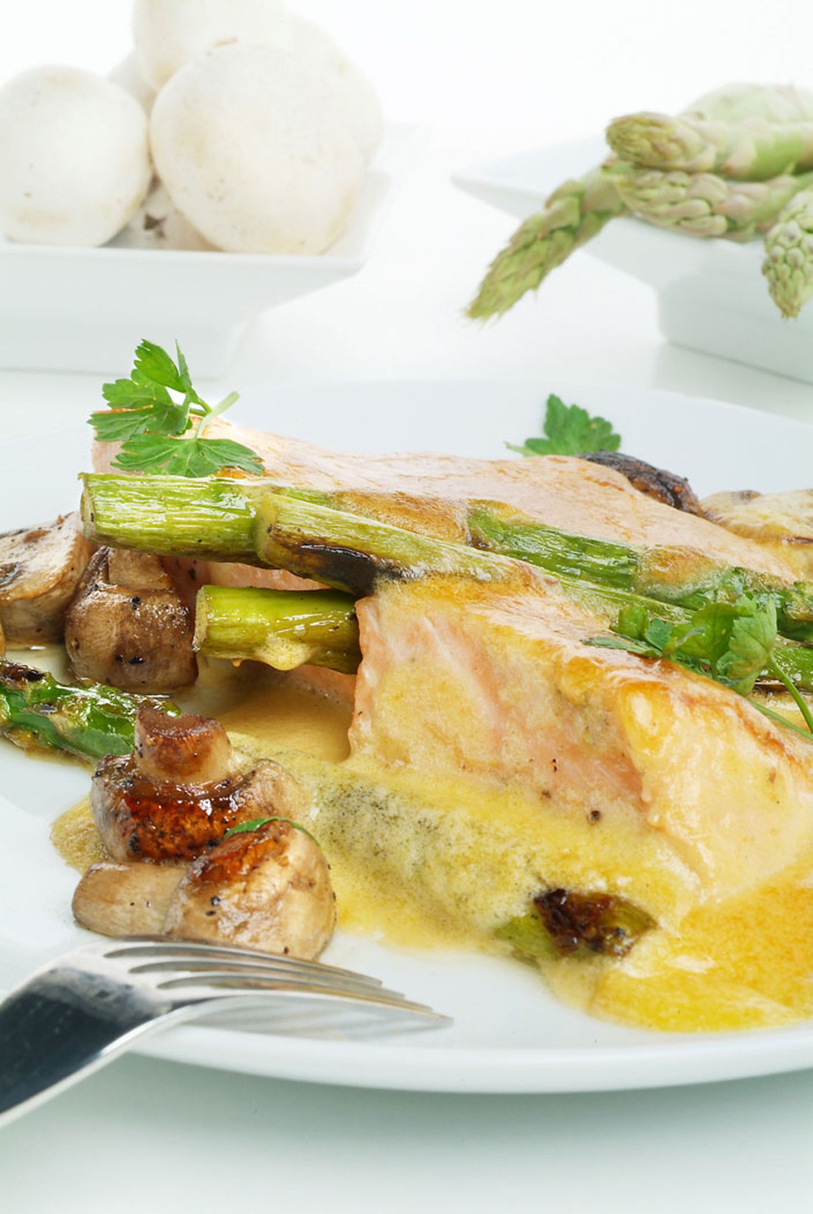 Salmón gratinado con sabayón de cerveza negra