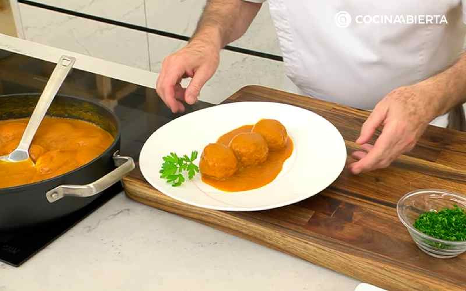 Sirve las albóndigas en salsa de tomate y cebolla