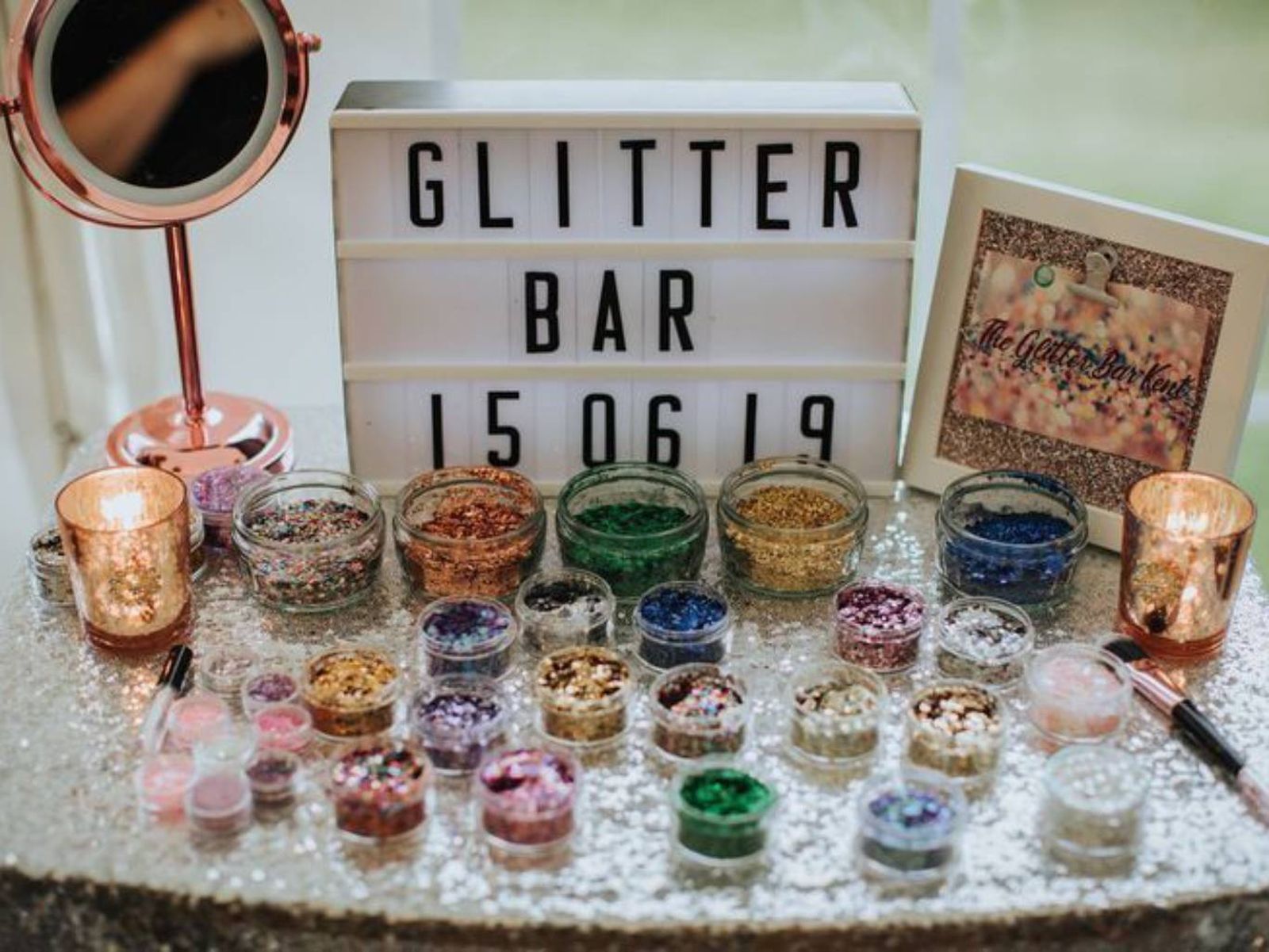 Un rincón lleno de color para dar rienda suelta a la creatividad en una boda.