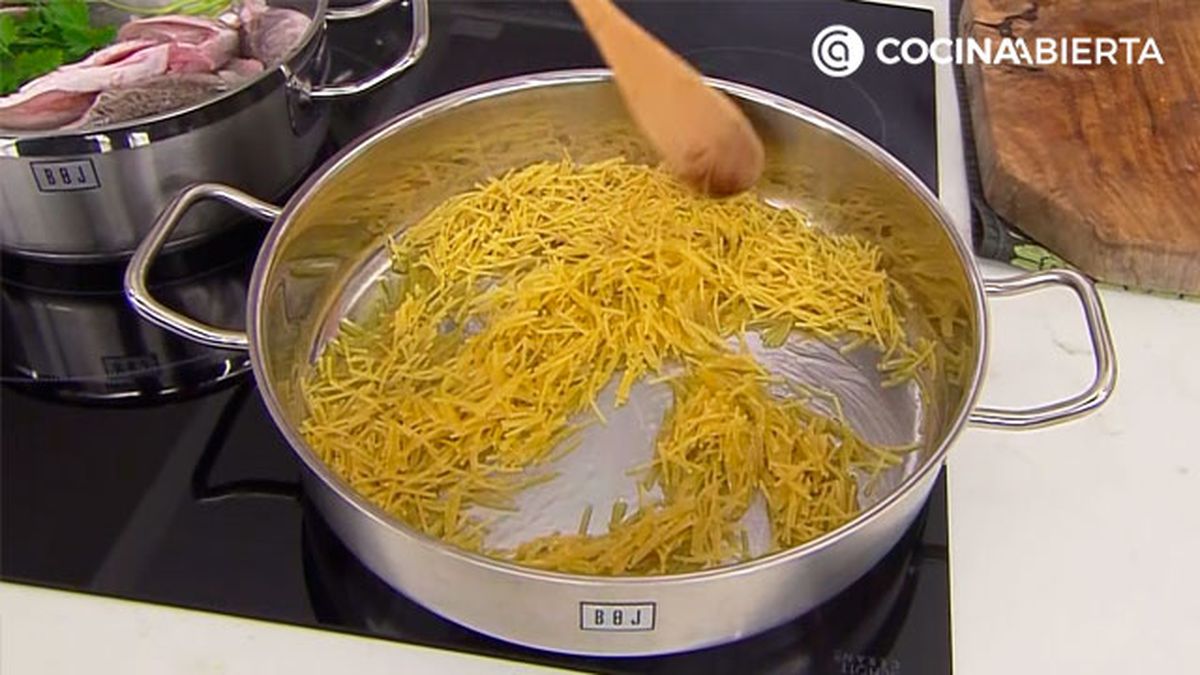 KARL67120321 receta sabiron con fideos karlos arguinano paso3