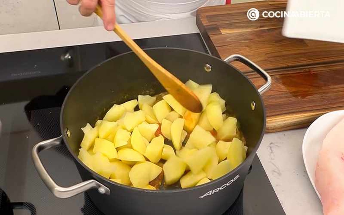 Casca las patatas y añádelas a la cazuela