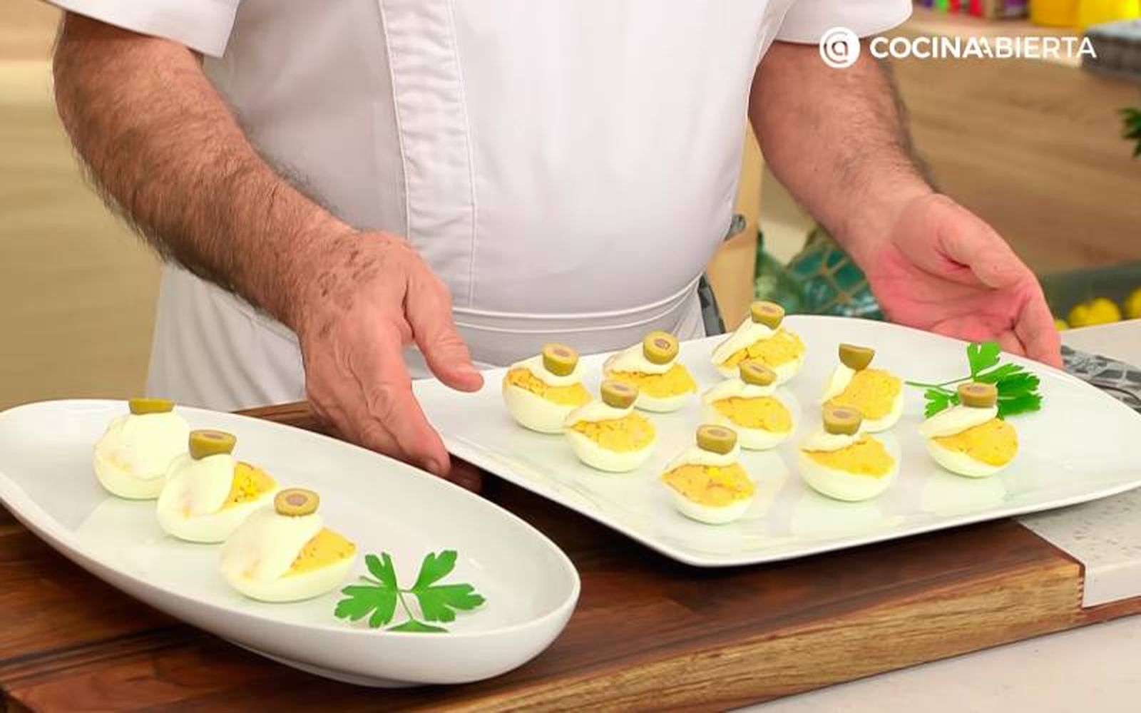 Elaboración de los huevos rellenos de atún- Siervir