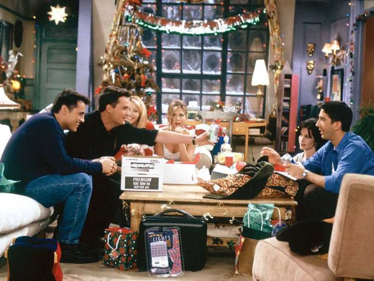 Fotograma de Friends, donde los personajes celebran la Navidad