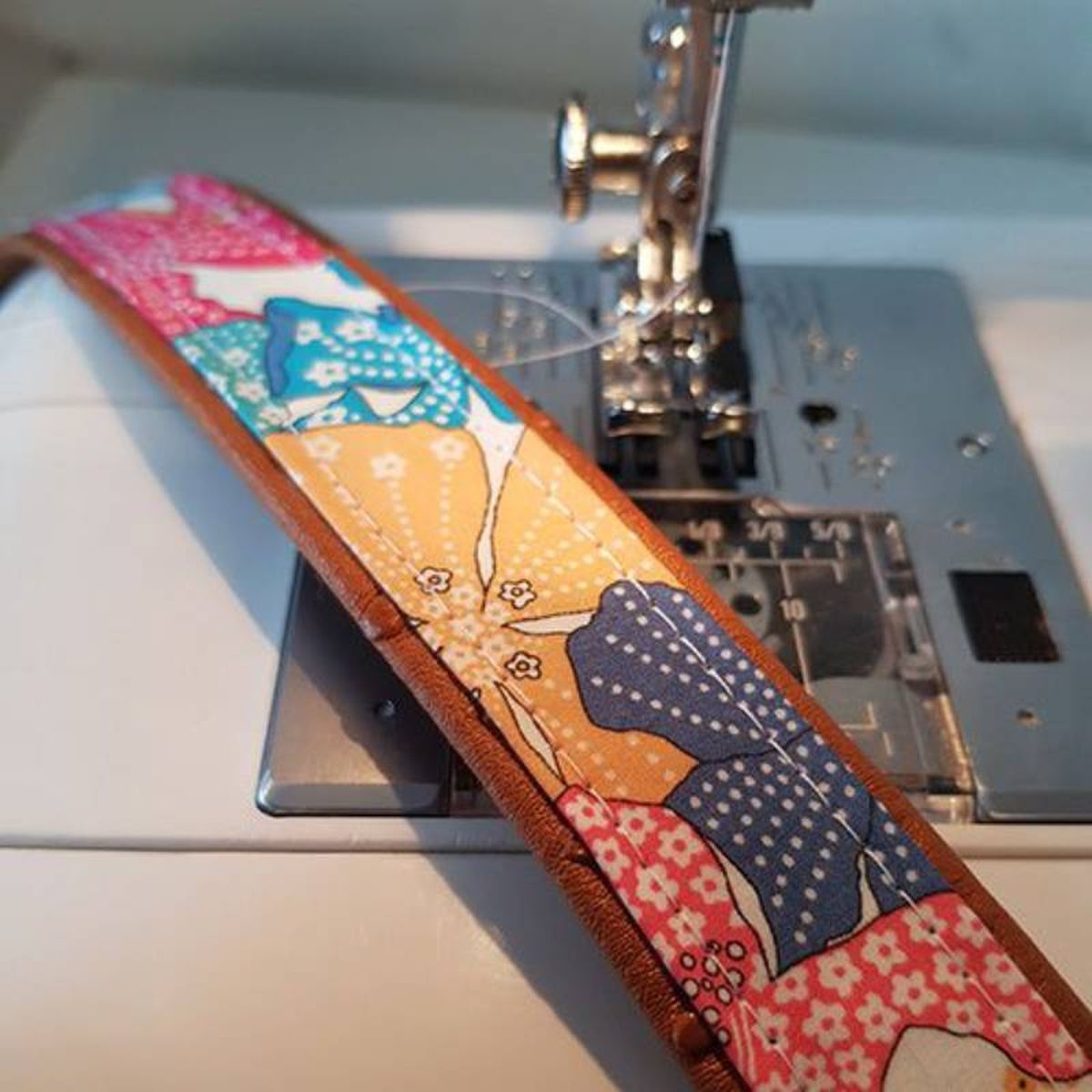 Correa de cuero y textil para el bolso.