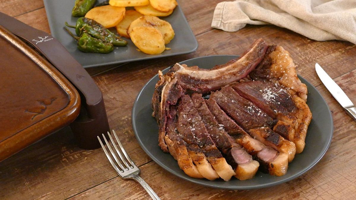 Receta de chuletón con pimientos y patatas a la plancha  paso 4