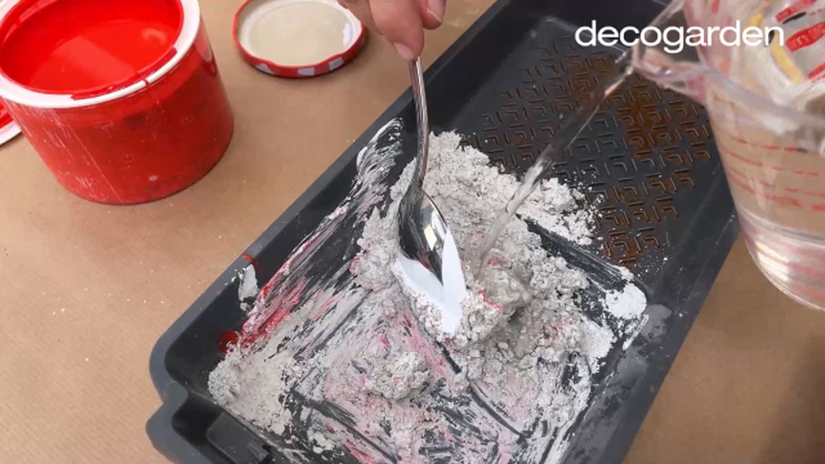 como hacer pintura tiza casera con yeso paso 3