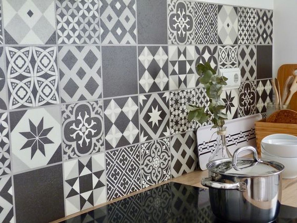 cocina blanca y negra baldosas hidraulicas 1