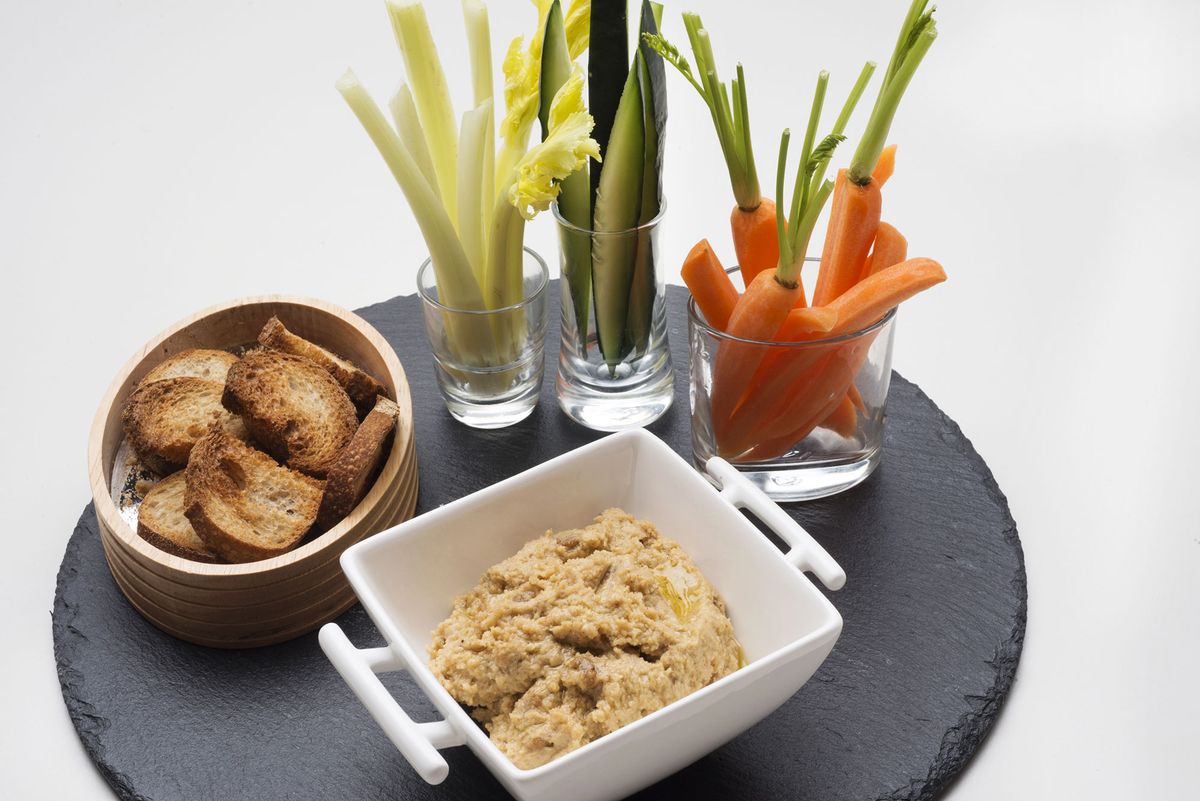 5916 2 Hummus con zanahoria, pepino y apio xl