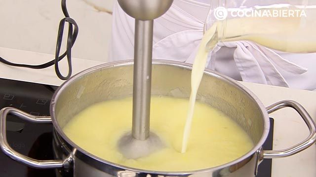 setas shitake al ajillo con crema de puerros y brotes receta karlos arguinano karl67620321 paso2