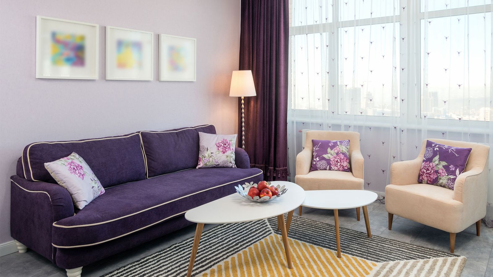 decoracion sofa color morado
