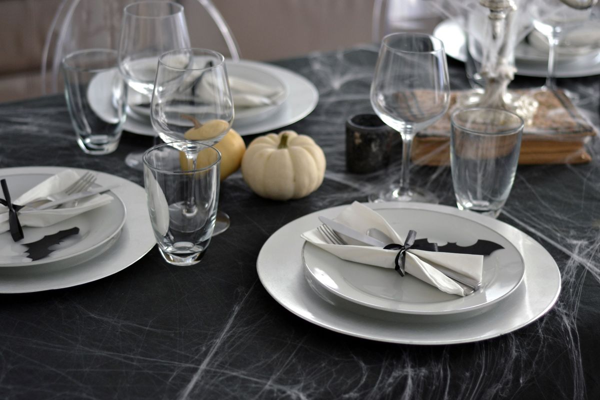 Decorar mesa para Halloween en blanco y negro