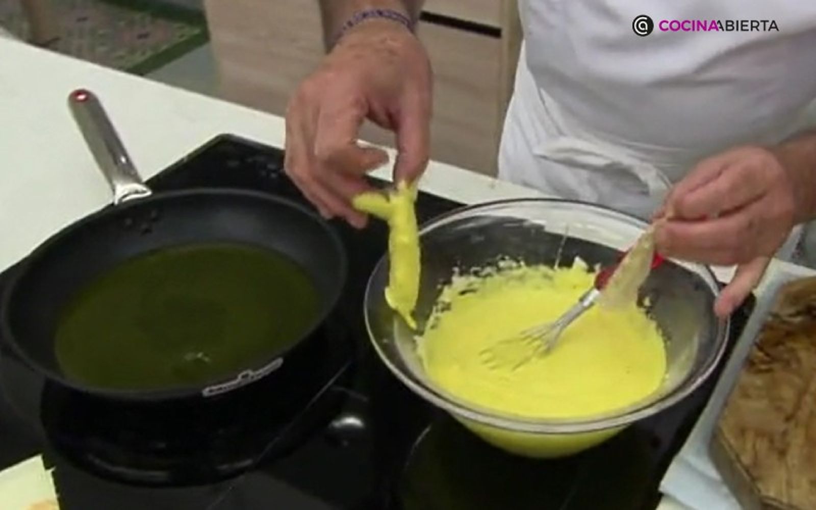 Fríe las tiras de bacalao en aceite bien caliente y en pequeñas tandas